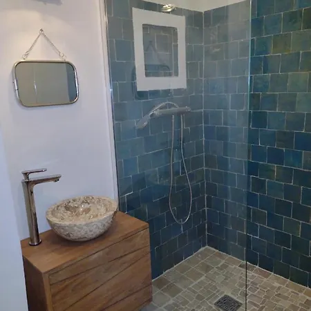 La Maison Des Autres, Piscine Chauffee, D'hotes Proches Uzes, Nimes, Pont Du Gard Guest house Saint-Genies-de-Malgoires