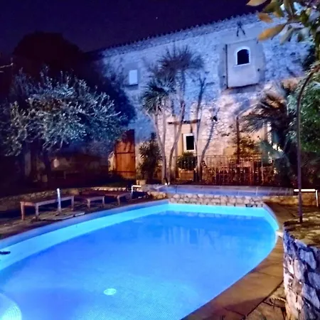 La Maison Des Autres, D'hotes, Piscine Chauffee, Pour 2 Avec Privatif - Non Disponible En Juillet Et Aout - Gasthof 3*