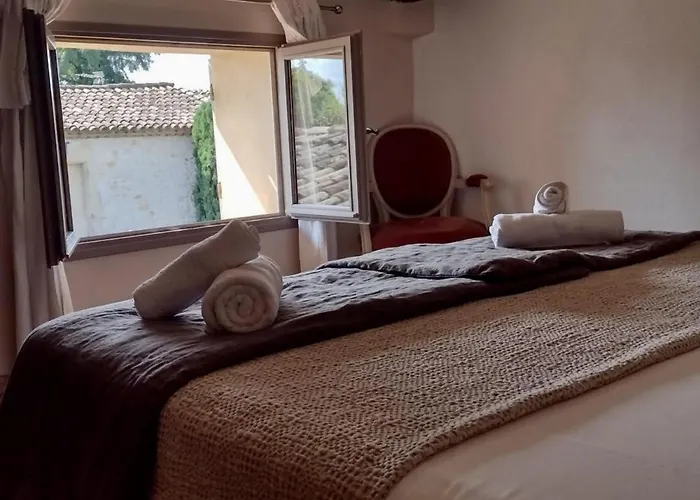 La Maison Des Autres, piscine chauffée, chambres d'hôtes proche d'Uzès, Nîmes, Pont du Gard Pensión 3*