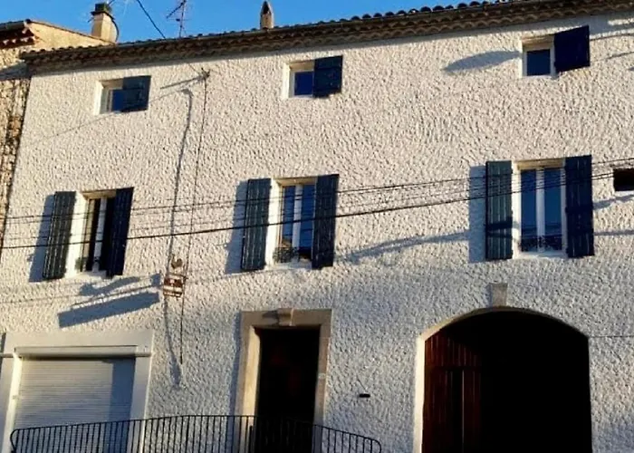 La Maison Des Autres, piscine chauffée, chambres d'hôtes proche d'Uzès, Nîmes, Pont du Gard Pensión