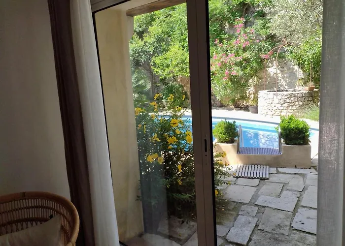 La Maison Des Autres, piscine chauffée, chambres d'hôtes proche d'Uzès, Nîmes, Pont du Gard Pensión Saint-Genies-de-Malgoires