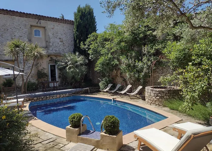 Pensión La Maison Des Autres, piscine chauffée, chambres d'hôtes proche d'Uzès, Nîmes, Pont du Gard 3*
