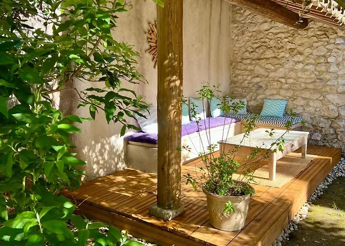 La Maison Des Autres, piscine chauffée, chambres d'hôtes proche d'Uzès, Nîmes, Pont du Gard Pensión Saint-Genies-de-Malgoires