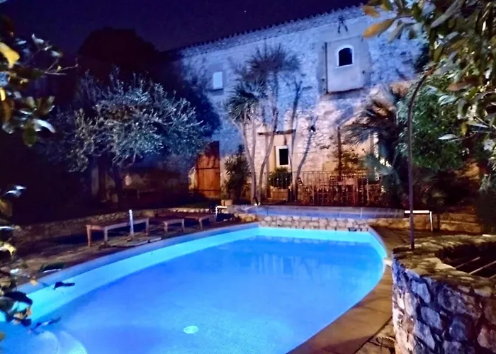 La Maison Des Autres, piscine chauffée, chambres d'hôtes proche d'Uzès, Nîmes, Pont du Gard Pensión 3*