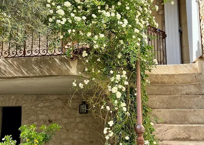La Maison Des Autres, piscine chauffée, chambres d'hôtes proche d'Uzès, Nîmes, Pont du Gard Pensión 3*