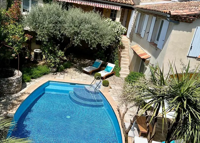 La Maison Des Autres, piscine chauffée, chambres d'hôtes proche d'Uzès, Nîmes, Pont du Gard Pensión
