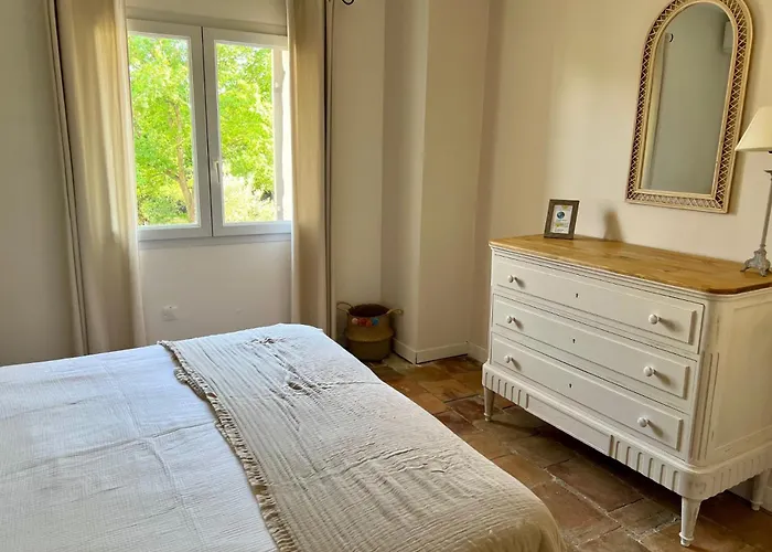 La Maison Des Autres, piscine chauffée, chambres d'hôtes proche d'Uzès, Nîmes, Pont du Gard Saint-Genies-de-Malgoires