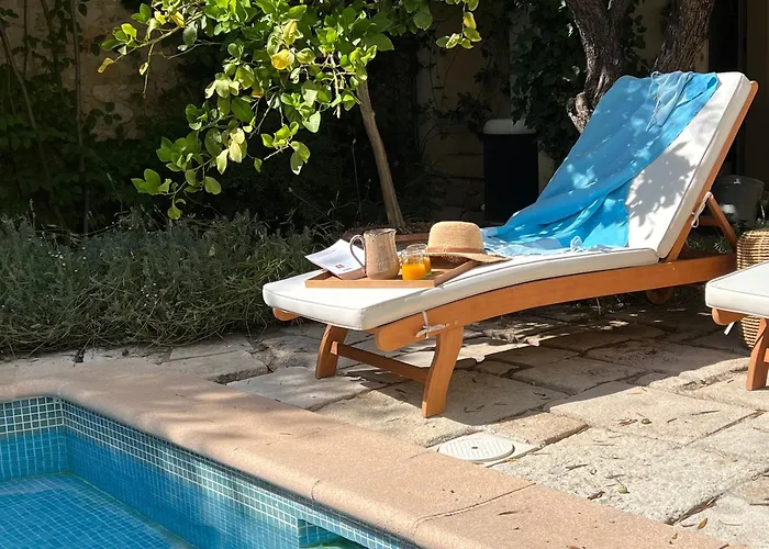 La Maison Des Autres, piscine chauffée, chambres d'hôtes proche d'Uzès, Nîmes, Pont du Gard Pensión 3*